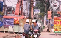 Người dân TP.HCM khốn khổ vì lô cốt, rào chắn trên đường phố