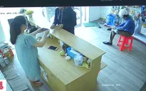 Mất tiền triệu vì tin lời cán bộ y tế phun thuốc phòng dịch COVID-19 "rởm"