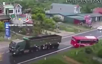 Xe đầu kéo lấn làn "đẩy" xe khách lao xuống ruộng