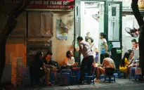 Bất chấp lệnh cấm, hàng quán vỉa hè vẫn "nhởn nhơ" hoạt động