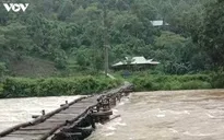 Cháu bé 2 tuổi mất tích nghi bị nước cuốn trôi ở Yên Bái