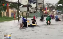 TP.HCM: Người dân lấy thuyền ra chèo vì đường biến thành sông