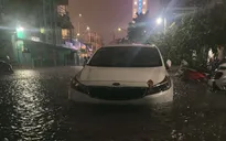 Đường phố TP.HCM ngập nặng, biến thành sông sau cơn mưa lớn tối 6/8