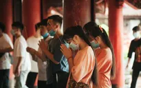 Sĩ tử kéo đến Văn Miếu cầu may trước kỳ thi tốt nghiệp THPT 2020