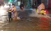 TP.HCM mưa lớn từ chiều đến nửa đêm, người dân lội trong "biển nước"
