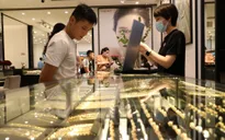 Tăng cả triệu đồng trong "chớp mắt", giá vàng vượt mốc 62 triệu đồng/lượng