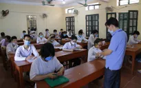 Dùng đèn cực tím khử khuẩn bài thi của thí sinh liên quan tới COVID-19