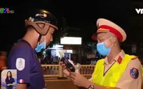 Nhiều "ma men" phản ứng, tìm trợ giúp của người thân khi bị kiểm tra nồng độ cồn