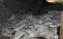 Hàng trăm bao hàng đổ sập, đè chết 2 công nhân