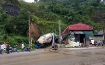 Sạt lở đất khiến tường nhà đổ sập đè chết nam sinh 14 tuổi