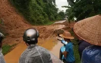 Mưa lũ kèm dông lốc gây thiệt hại tại nhiều địa phương