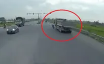 Vượt đèn đỏ, nam thanh niên đi xe máy lao thẳng vào xe tải