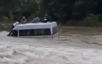 Liều lĩnh vượt ngầm tràn khi có lũ, xe khách bị cuốn trôi