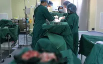 Cắt khối u di căn đến buồng trứng từ ung thư trực tràng nặng 18kg