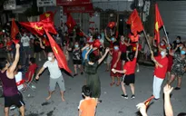 Người dân TP Hải Dương ra đường ăn mừng sau khi kết thúc cách ly y tế