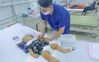 Trượt chân ngã, bé trai 11 tháng tuổi bị kéo đâm xuất huyết não