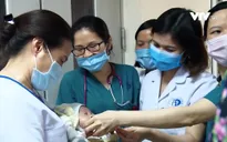 Sự hồi sinh kỳ diệu của bé gái 31 tuần tuổi bị bỏ rơi