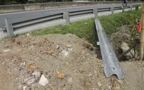 Dân tự ý phá dỡ tường hộ lan trên QL1A làm lối dẫn vào nhà