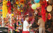 "Phố Trung Thu" rực rỡ, nhộn nhịp người đến "check-in"