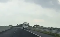 VIDEO: Xe đầu kéo phóng nhanh, ngược chiều trên cao tốc