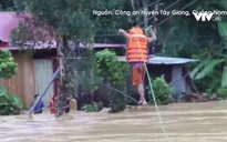 Công an đu dây giải cứu 6 người mắc kẹt giữa dòng nước lũ