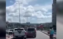 Clip: Bất bình hai ô tô đánh võng, chèn ép nhau trên cầu Bãi Cháy