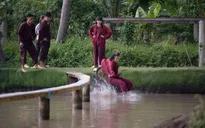 Khánh Vân - Phương Mỹ Chi quên hình tượng, té sấp mặt xuống hồ