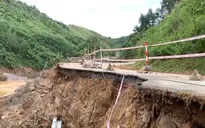 Sạt lở nghiêm trọng chia cắt đường Hồ Chí Minh
