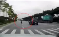 Xe máy phóng nhanh ngược chiều, tông thẳng đầu ô tô