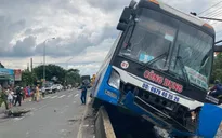 Xe khách tông chết người rồi lao lên dải phân cách