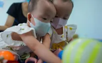 Sau phút mếu máo, chị em Song Nhi "đại náo" phòng tiêm