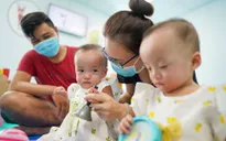 Cặp song sinh Trúc Nhi - Diệu Nhi sẵn sàng xuất viện đón Trung thu