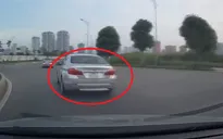 VIDEO giao thông: Ô tô vượt ẩu tại vòng xuyến, va chạm ô tô cùng chiều