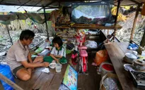 Câu chuyện về cô bé 13 tuổi bị bạn bè ức hiếp vì con nhà nghèo, phải sống trên ghe