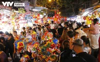 Phố Hàng Mã đông kín người chơi Trung Thu