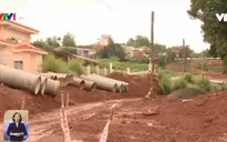 Người dân khổ sở vì đường thi công chậm