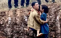 Hồ sơ cá sấu: Lộ ảnh Mạnh Trường ôm chặt người con gái khác không phải là Huyền Lizzie