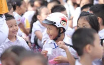Đi bộ vận động toàn dân "đội mũ bảo hiểm cho trẻ em"