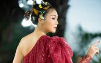 Thanh Hằng chơi "dị", dùng hồ điệp thật làm trang sức tóc