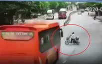 Tránh xe đạp điện sang đường, xe khách phanh "cháy lốp" rồi lật nghiêng