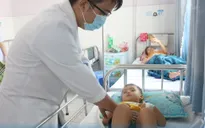 Ngã xe khi đi dạo chơi, bé 3 tuổi bị vỡ lách