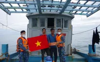 Cảnh sát biển cứu tàu cá bị trôi dạt nhiều ngày