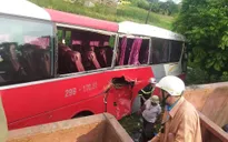 Tàu hỏa đâm ngang xe đưa đón học sinh, 2 em nhỏ cấp cứu