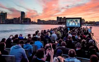 Trải nghiệm rạp chiếu phim trên thuyền tại Anh