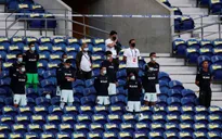 Ronaldo bị nhắc nhở vì không đeo khẩu trang