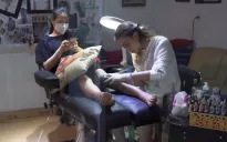 Cô gái "hô biến" những vết sẹo bằng hình xăm
