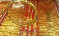 Đồng USD "níu chân", giá vàng biến động nhẹ