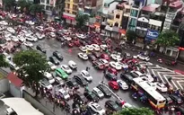 Nhiều tuyến đường ở Hà Nội tê liệt ngày đầu học sinh đi học trở lại