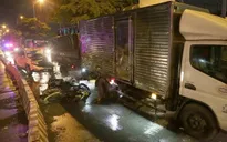 Ô tô 7 chỗ lao vào dòng xe đang chờ đèn đỏ