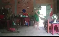 Con gái bạo hành, đổ chất thải lên đầu mẹ do... không được để lại tài sản